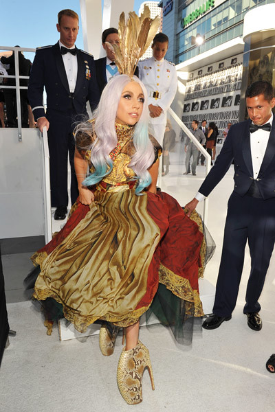Lady Gaga vestido renacentista plumas Premios Mtv VMA 2010