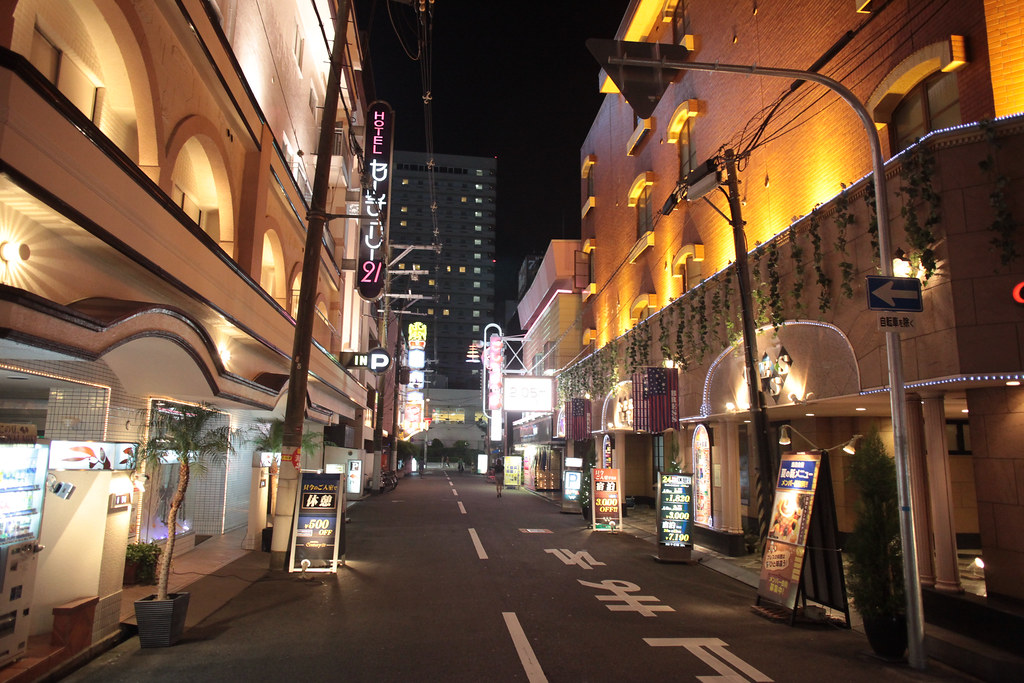 Прогулка по вечерним улочкам Кобе и Осаки Juso love hotels