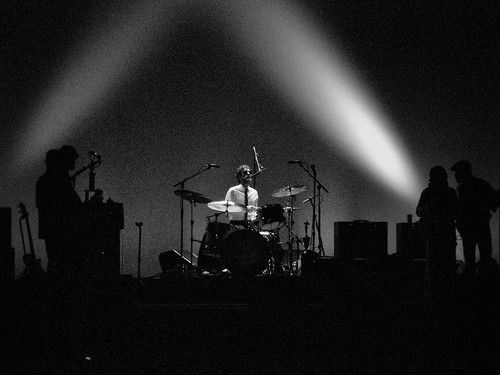 Schlagzeuger Knuckles gibt im Rampenlicht ein Solo zum Besten.