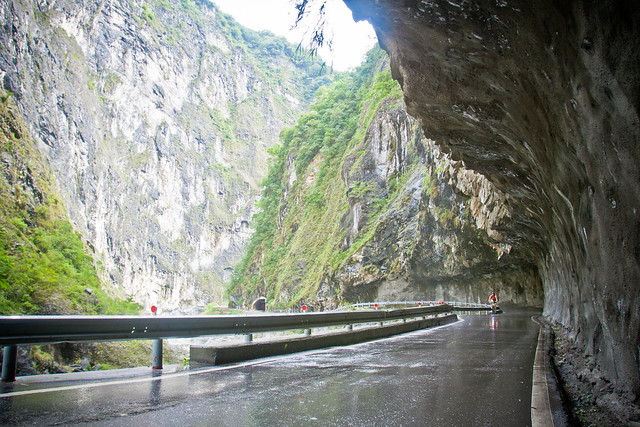 Kate LaCroix rides up Taiwan's Taroko Gorge