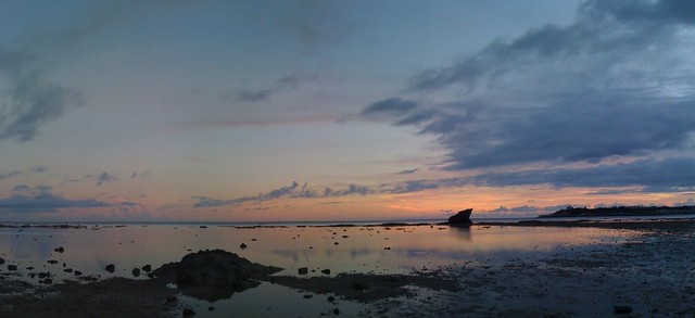 玉城（たまぐすく）の夕暮れ海岸パノラマ。風も波もない。静かだ …