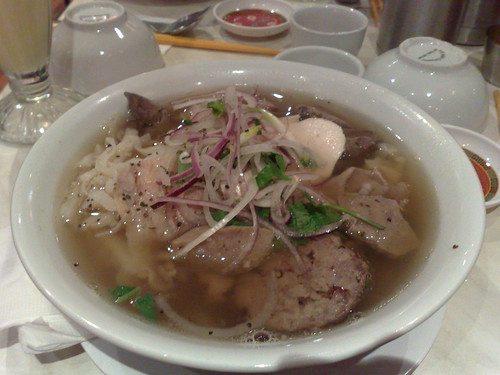 pho bo ga dac biet (special beef and chicken combination rice noodle soup)