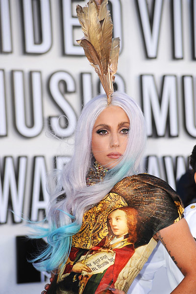 Lady Gaga vestido renacentista dorado Premios Mtv VMA 2010