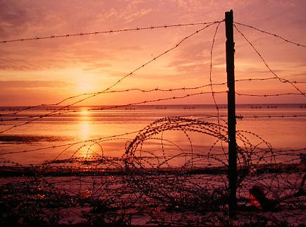 東沙防禦鐵網夕陽；圖片來源：環境影像部落格