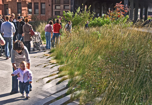 walking the High Line in NYC (by: John Weiss, creative commons license)