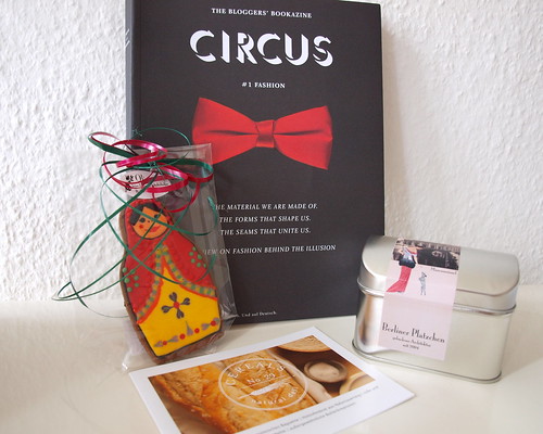 Circus Bookazine und Kekse