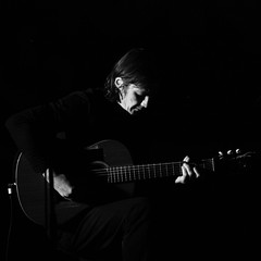 photo de concert guitariste noir et blanc