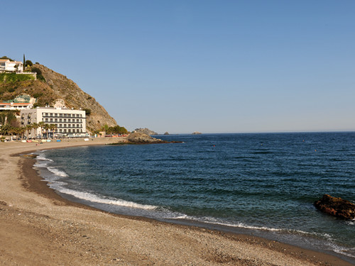 Playa Cotobro con el Hotel Cotobro al fondo