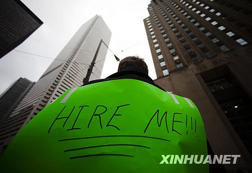 在加拿大多倫多街頭，一名男子身披寫有“Hire Me!!!”字樣和個人簡歷的紙衣，在街頭使用擴音器找工作。