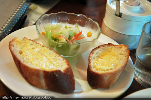 UCC Café Plaza - Salad with Bread