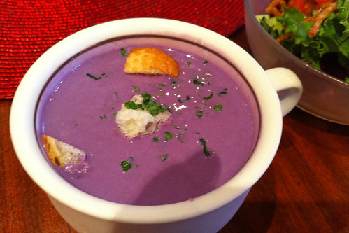 紫芋のスープ。すごい色だけど美味い！