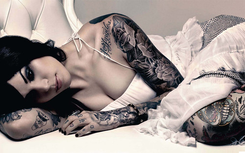 フリー写真素材|人物|女性|寝転ぶ|刺青・タトゥー|