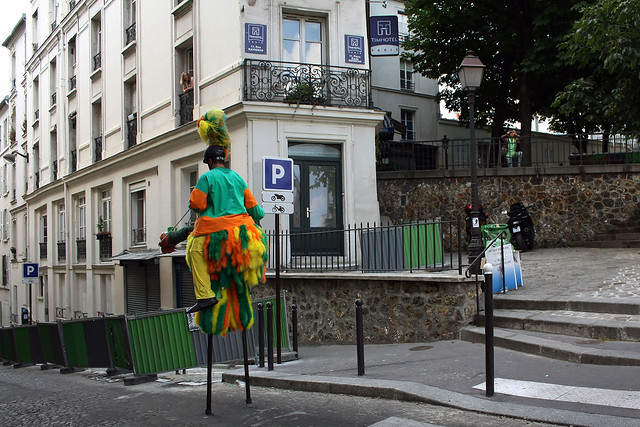 Créature étrange, seule dans la rue parisienne…