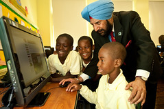 Satjiv showing students how to use the new HP computers by HP PC
