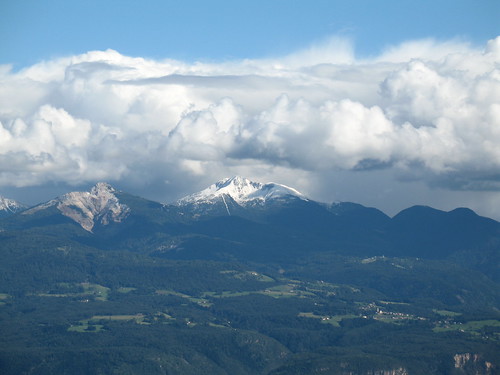 Blick vom Penegal auf Weiß- und Schwarzhorn der Dolomiten 