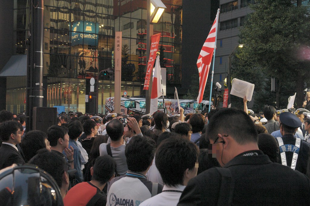 "Haigaisha" and many Xenophobes protests against sofmap.