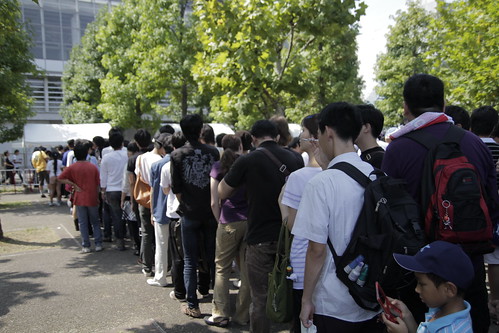 Long queue outside Tokyo Game Show 2010