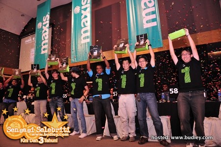 Maxis Presented Iphone 4 Units To Their First 60 Customers Simultaneously.