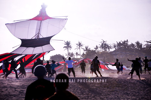 kaskus-forum.blogspot.com - Mengenal Layangan JANGGAN (Biggest kite from Bali)