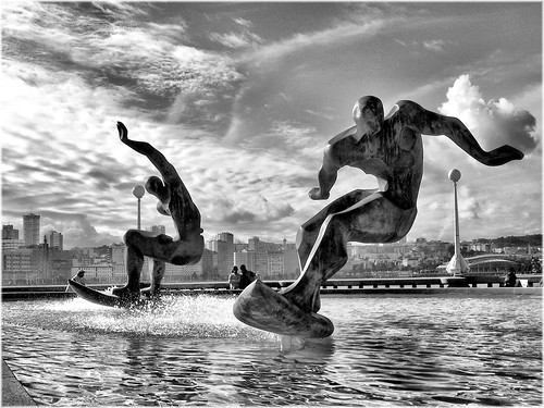 フリー写真素材|芸術・アート|彫刻・彫像|モノクロ写真|サーフィン・サーファー|スペイン|
