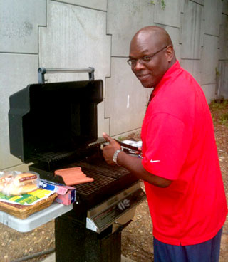 Kenny Distance, a members of the NABET-CWA bargaining team at PBS, grills hot dogs for his colleagues outside the network's facilities in Springfield, Va.