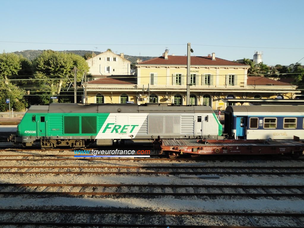 Une locomotive thermique BB 75000 de Geodis FRET SNCF en gare d'Aubagne le 19 juillet 2010
