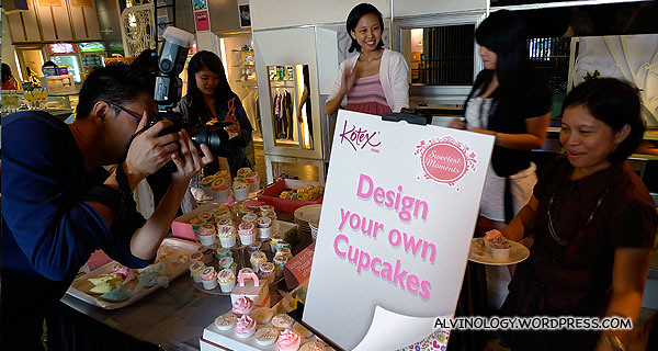 DIY cupcakes to take home - How clever right? It was an instant hit with the ladies.