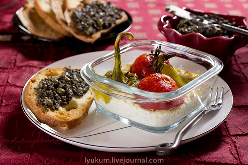 Помидоры запечённые с козьим сыром и тосты с пастой из чёрных оливок Baked Cheese and Tomatoes with Black Olive Crisps
