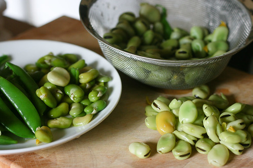 Shelling broad beans
