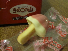 Kinoko no Yama Strawberry Cheesecake