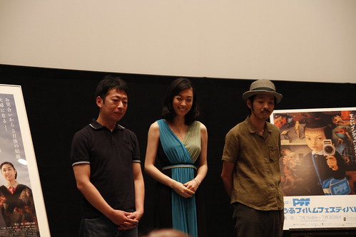 Photo session with Kazue Fukiishi 吹石一恵, Kankuro Kudo 宮藤官九 and director Takuji Suzuki 鈴木卓爾 at Gegege no Nyobo world premiere
