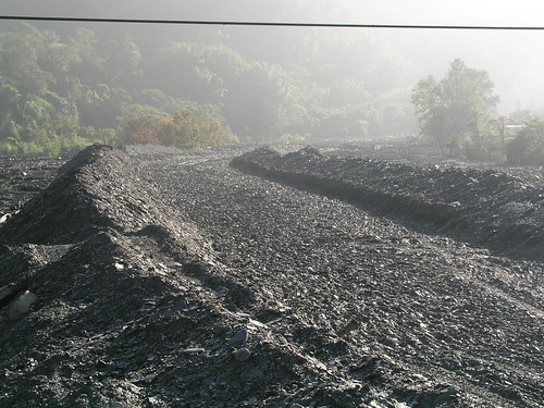 曲冰部落的河床上堆滿了上游沖刷下來的頁岩 （攝於97年11月）