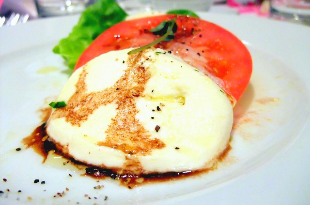 Mozarella with Fresh Tomatoes and Balsalmic Vinaigrette