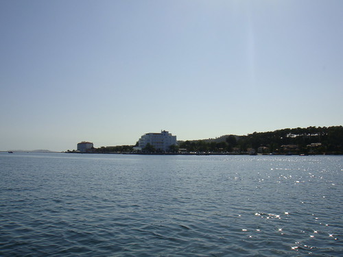 Vista la Isla de La Toja con la Marina y los hoteles al fondo
