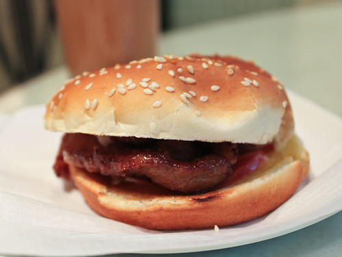 豬扒包 (pork cutlet burger)