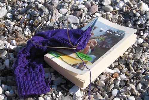 Sommer - lesing og strikking på stranda