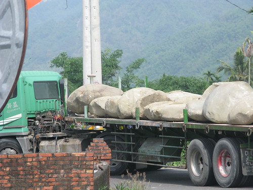 美濃黃蝶翠谷東勢溪整治大石頭被拖板車運出 (攝於99年6月7日)