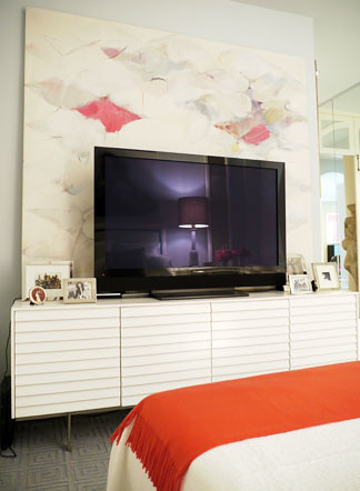 Paula Caravelli TV in bedroom