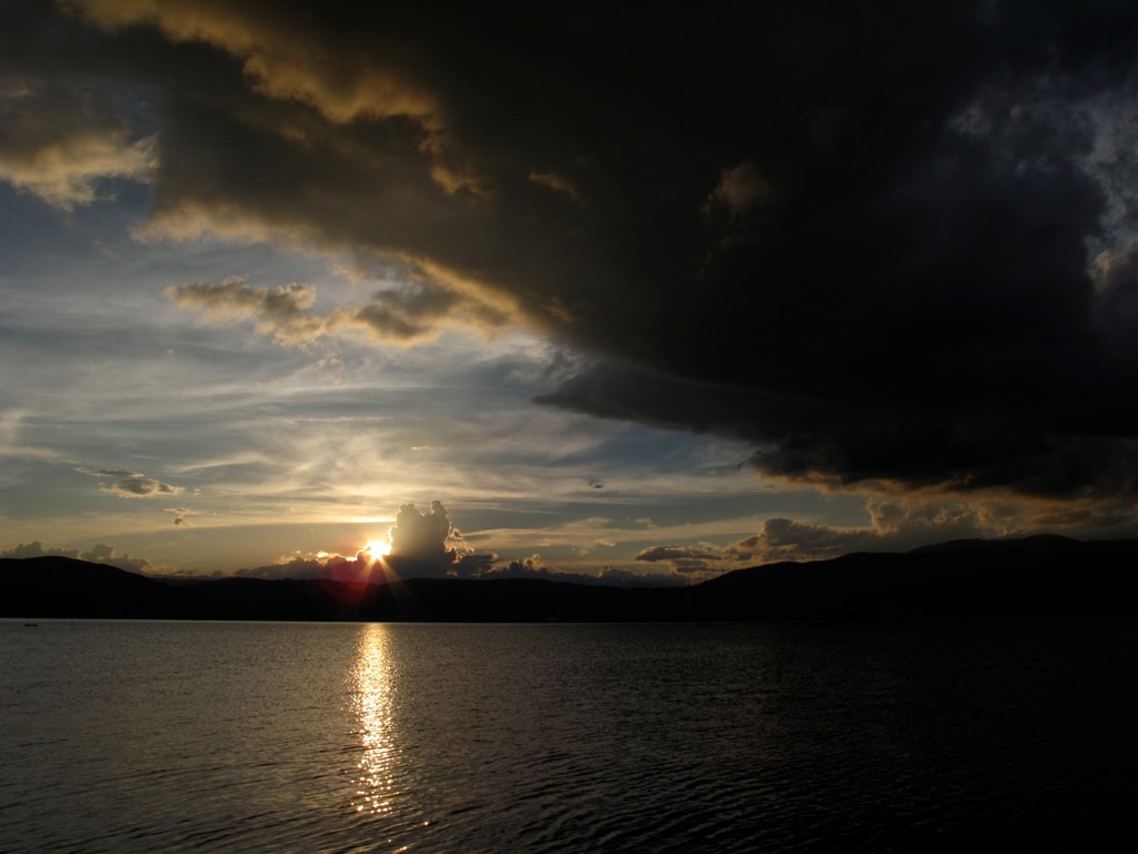 諏訪湖の向こうの夕陽