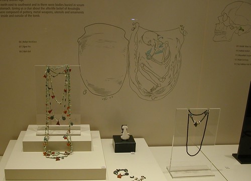 DSCN0832 Musée de Çorum, vitrine avec bijoux et idole
