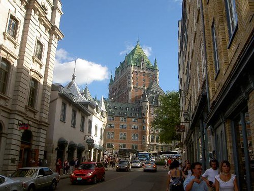 2592540-Street_in_Quebec_city_with_chateau_frontenac-Quebec