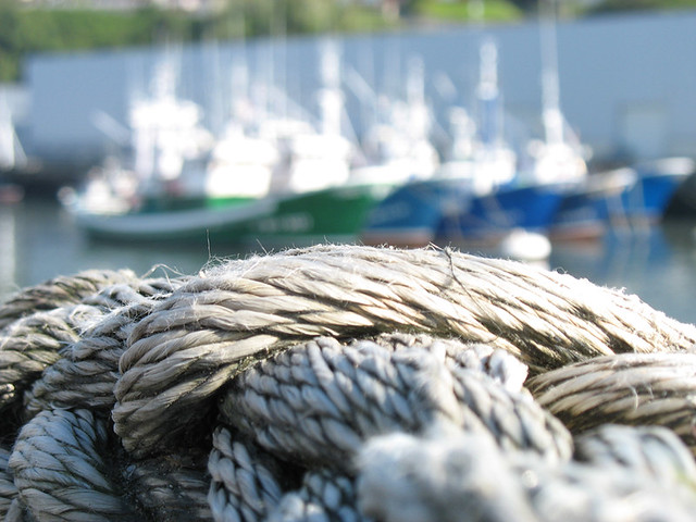 Playing with Rope and DOF - Port Bermeo, Spain by Batikart