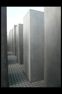 DE berlijn holocaust monument 07 2005 eisenman p (ebertstr)