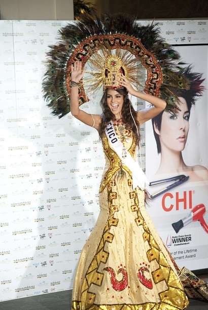 Miss México Jimena Navarrete en traje Típico