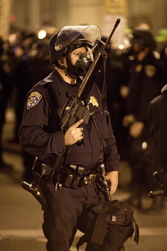 Riot Cop and Assault Riffle, Oakland Riots, 2010 da Thomas Hawk.