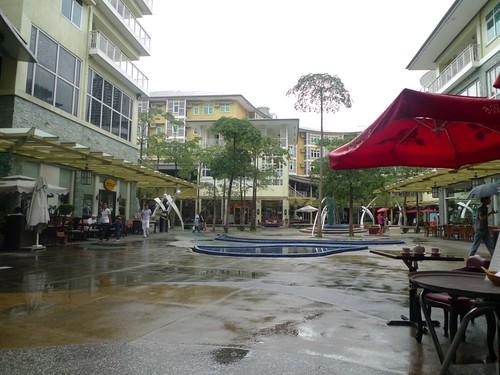 Serendra Piazza, after the rain