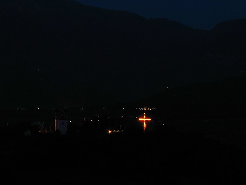 Brennendes Kreuz neben der Gleifkirche in Eppan