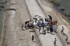Pakistani flood victims rush to pick up relief...
