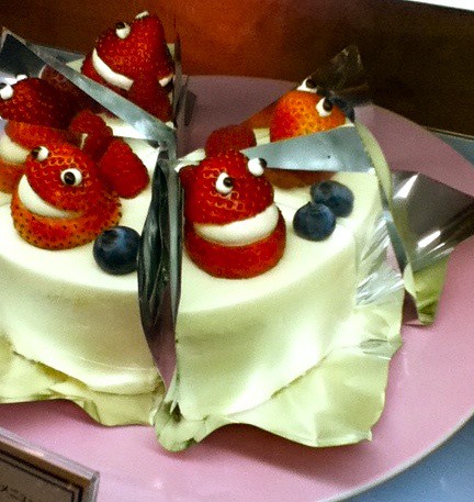 CafeBikiniのショートケーキ。イチゴが顔。