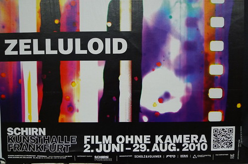 QR Code für die Ausstellung Zelluloid der Schirn Kunsthalle an einem Plakat in der Ubahn. Juli 2010